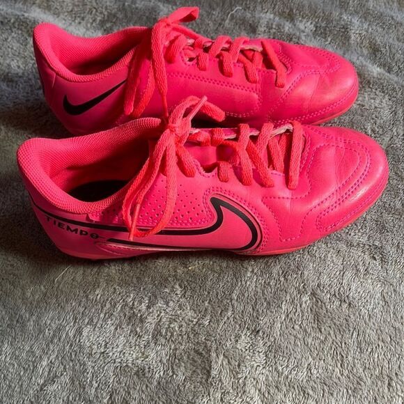 Nike TIEMPO Hot pink size 2.5 Y - Picture 1 of 6